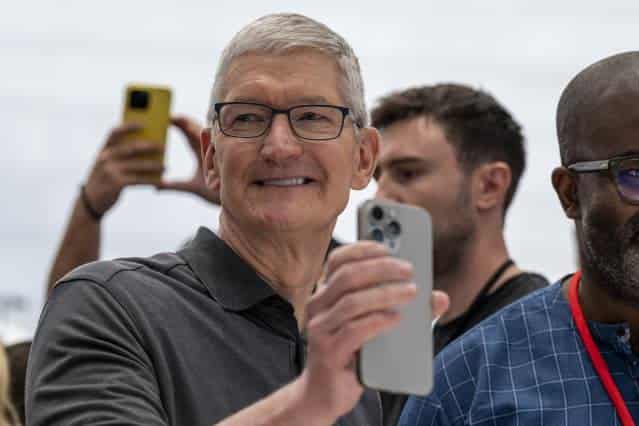 apple profits rise despite