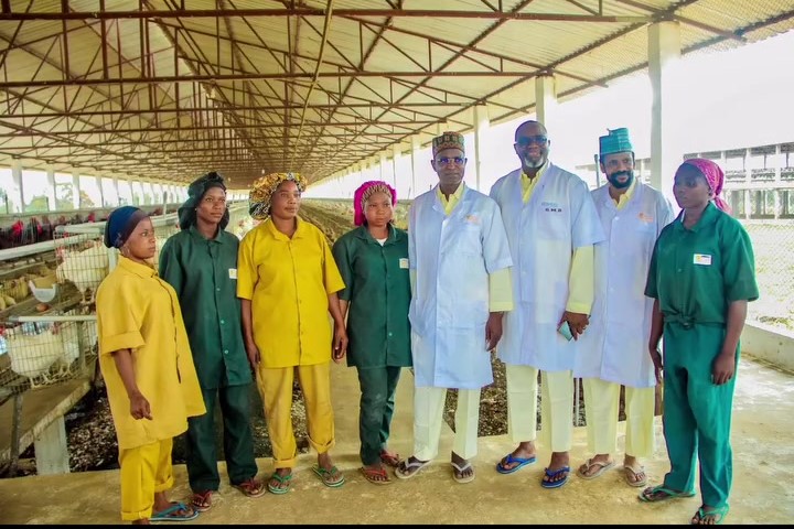 Amo Farm Minister’s Visit Dr. Ayoola Oduntan, Group Managing Director, Amo Farm Sieberer Hatchery Ltd; Alhaji Idi Mukhtar Maiha, Minister of Livestock Development; and Mr. Idris Ajimobi, Senior Special Assistant to the President on Livestock Development, alongside farm workers at one of Amo Farm’s Breeder Farms, during the Minister’s visit to Amo Farm Sieberer Hatchery Limited, recently.
