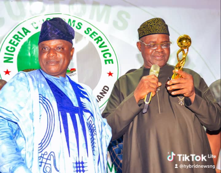 Idiroko Customs Comptroller Otunla Celebrates Retiring Officers for Years of Service