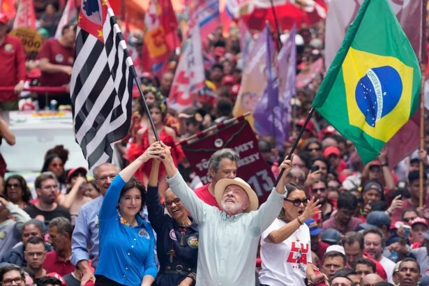 Lula, Flávio Bolsonaro Make Final Push as Brazil Heads to Polls